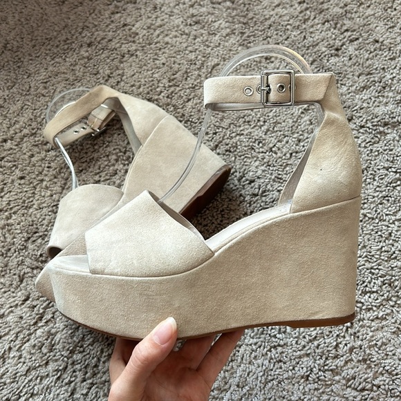 Vince Camuto Women’s Korista Suede Platform Wedge Sandals - Picture 4 of 8